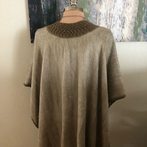 Shupaca Alpaca Two Button Cape Poncho Taupe One Size Beautiful! - Picture 2 of 9